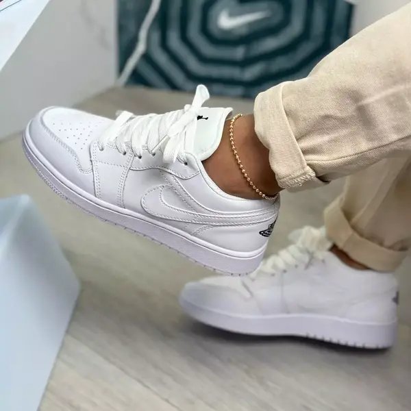 Jordan Retro 1 Triple White